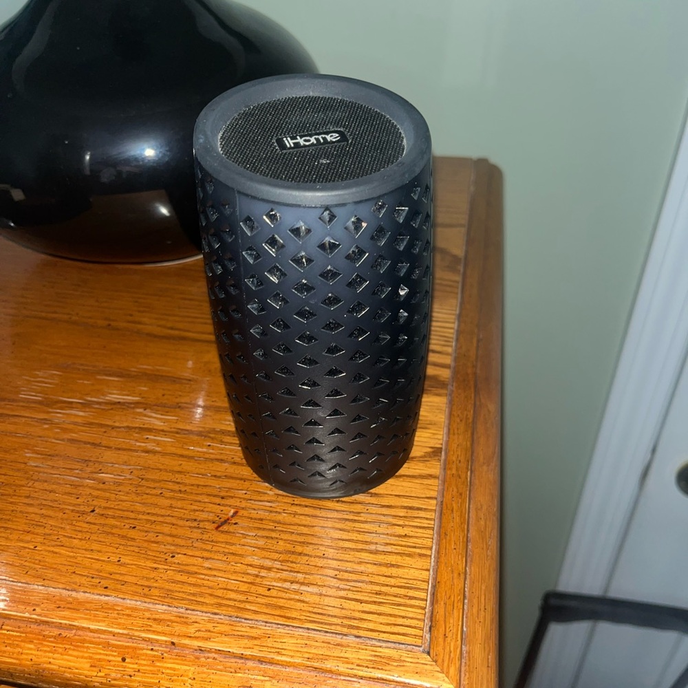 iHome Black Portable Speaker - Picture 4 of 4